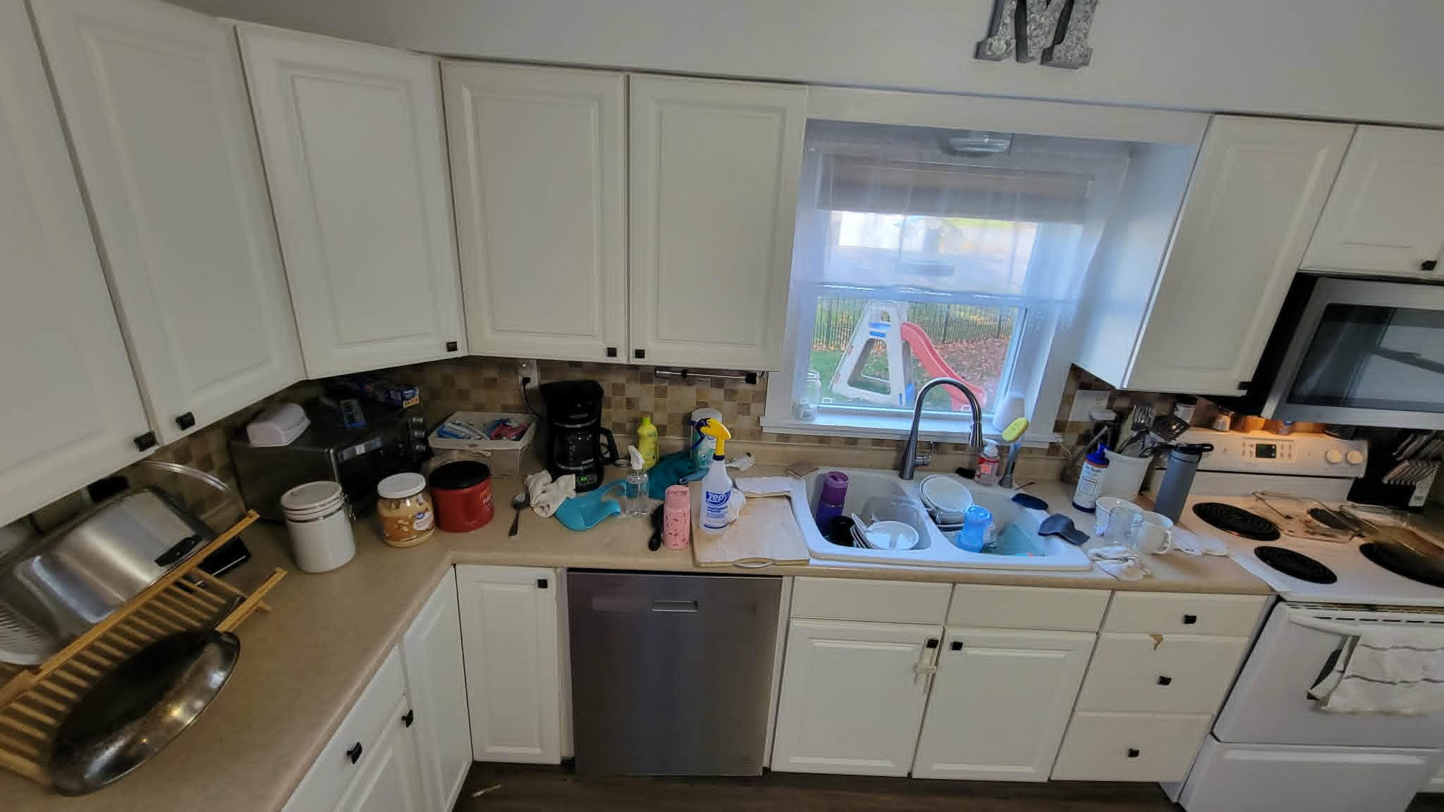 Kitchen before cleaning